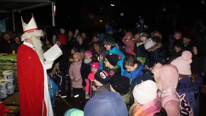 Bild: mmj
Beim Adventsmarkt in Schönsee scharten sich die Kinder um den Nikolaus.