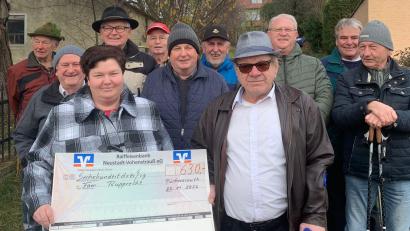 Bild: Waltraud Troppmann/exb
Spendenübergabe Mittwochswanderer