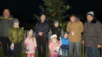 Bild: rn
Freuen sich die Kinder über Geschenktüten bedanken sich Bürgermeister Marcus Gradl (rechts) und KSV-Vorsitzender Harald Drobig (links) bei Franz Koppe (Mitte) für die spontane Beleuchtungsspende.