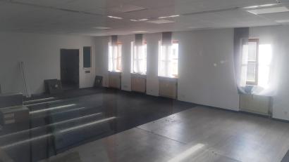 Bild: ld
Der Geschäftsraum der ehemaligen Sparkasse ist geräumt. Vorarbeiten, wie den Ausbau der Glaswände, haben die Gemeindearbeiter erledigt. Nun erwartet die Gemeinde den Fußbodenleger, Anfang Dezember sollen die neuen Möbel kommen.