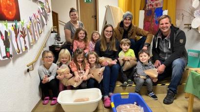 Bild: cro
Mit einem breiten Grinsen im Gesicht nehmen die Kita-Kinder mit Erzieherin Franziska Beer (vorne, Mitte) und Kinderpflegerin Julia Eismann (oben, links) den Saft von JU-Vorsitzendem Pius Stahl (hinten, rechts) und Florian Plödt (vorne, rechts) entgegen.