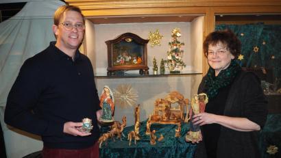 Bild: krb
Museumsreferent Tobias Knauer und die Leiterin des Neustädter Stadtmuseums, Ursel Wiechert, können sich über neue Exponate freuen. Die Neustädterin Maria Mende hat dem Museum ihre Krippensammlung überreicht.