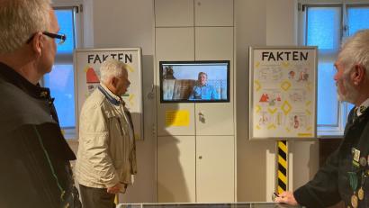 Bild: Annette Kraus/exb
Ausstellung im Gelebten Museum Mähring. Bergleute und Besucher sehen sich Zeitzeugenvideos an.