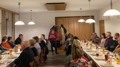 Bild: jzk
BLLV-Vorsitzende Martina Thöns begrüßte die Mitglieder zum traditionellen Herbstessen im Gasthaus „Zur Fantasie“.