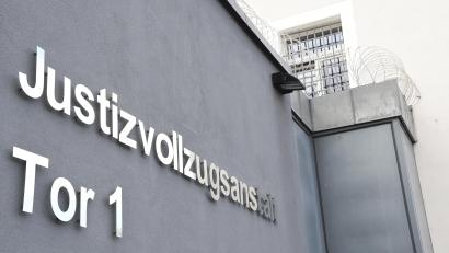 Bild: Petra Hartl
In der Justizvollzugsanstalt Amberg wurde einem Häftling die Kleidung mit der Schere vom Leib geschnitten. Danach bekam er eine Unterhose aus Papier.