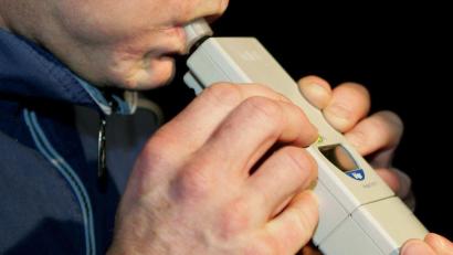 Symbolbild: Uli Deck/dpa
Über zwei Promille ergab der Alkotest (Symbolbild) bei einem Autofahrer in Schwandorf.