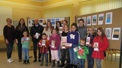 Bild: öt
Familienbeauftragte Monika König (hinten, von links), Jugendbeauftragte Alexandra Mark-Sischka und Bürgermeister Peter König überreichten an die Kinder, die am Fotowettbewerb teilgenommen haben, zur Belohnung jeweils ein Puzzle ihres Siegerfotos.