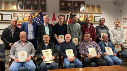 Bild: Hans-Jürgen Pirner/exb
Helmut Haufe (Dritter von links) zeichnet mit Hans-Jürgen Pirner (Zweiter von Links) die langjährigen zivilen Mitarbeiter der US Army aus.