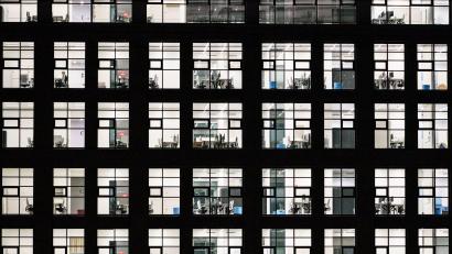 Bild: Andreas Arnold/dpa/Symbolbild
Licht brennt in den Räumen eines Bürokogebäudes.