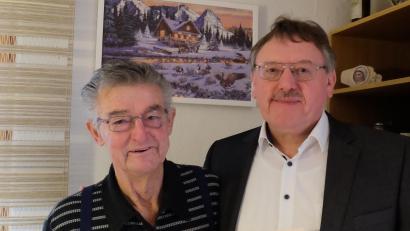 Bild: Stefanie Gradl
Zum 85. Geburtstag gratuliert Bürgermeister Hans-Martin Schertl (rechts) Georg Kraus.
