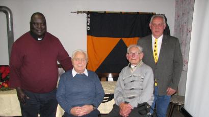Bild: knh
Vorsitzender Georg Seiser (rechts) und Pfarrvikar Robert Amandu (links) überreichten Urkunden und Auszeichnungen an Georg Gleißner (sitzend, rechts) und Siegfried Schubert (sitzend, links).