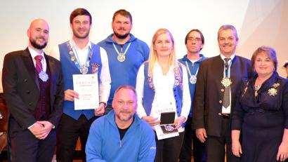 Bild: fjo
Über den Ehrenorden des Landesverbands freuen sich Alexander Zwack, Andreas Fritsch, Christina Gruber und Thomas Grundler (stehend, von links) ebenso, wie Vorsitzender Gerald Grosser (vorne) über die Auszeichnung mit dem bayerischen Steckkreuz.