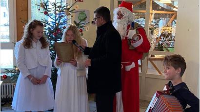 Bild: gis
Jonathan (vorne) bekam für sein „Debüt“ mit wunderschön gespielten Weihnachtsliedern besonders viel Applaus.