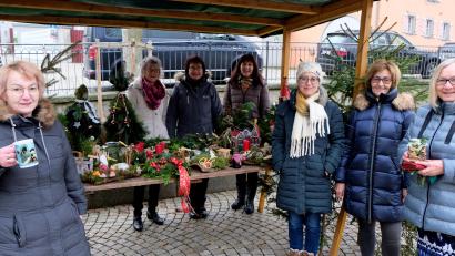 Bild: le
Ein Prosit mit warmem Punsch auf die fleißigen Mitglieder vom Evangelischen Frauenbund. Sie haben auf dem Marktplatz den Adventsbasar veranstaltet und stoßen auf große Resonanz.