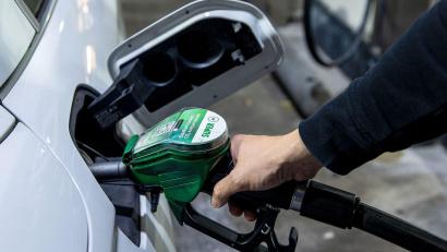 Bild: Carsten Koall/dpa/Symbolbild
Die Preise für Benzin und Diesel an den Tankstellen sinken.