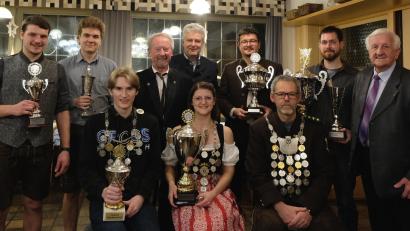 Bild: le
Die neuen Könige und Pokalsieger der Flosser Schützen: (sitzend, von links) Jugendkönig Julian Scherer, Schützenkönigin und Pokalsiegerin Ilona Hunsperger und Schützenmeister und Schützenkönig Siegfried Kellner; (stehend, von links) Niklas Schönberger, Rafael Lindner, die Pokalspender Erich Schieder und Bürgermeister Robert Lindner, Pokalsieger Thomas Meier, Pokalsieger Dominik Kraus und Pokalspender Fred Lehner.
