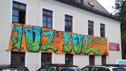 Archivbild: Sommer/exb
Das große Transparent am Jugendzentrum in Burglengenfeld sollte die Kreisräte beeindrucken, die zu einem Ortstermin gekommen waren. Geholfen hat es wenig, wie sich nun zeigte.