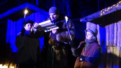 Bild: Archivbild Höcherl
Pfarrer Wolfgang Dietz in der Rolle des “Gewissen” bei der Herbergssuche bei “Advent im Wald”.