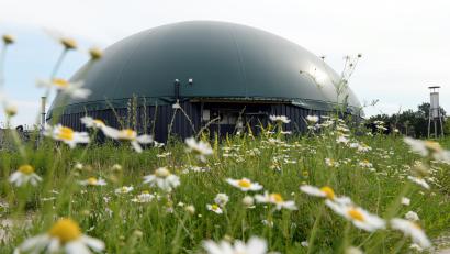 Symbolbild: Maurizio Gambarini/dpa
Biogasanlagen sind eine wichtige Wirtschaftskraft in der Region. Betreiber fordern im Gespräch mit Bundestagsabgeordnetem Albert Rupprecht verlässliche Rahmenbedingungen.