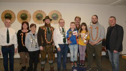 Bild: bey
Die Schützenkönige. Sportwart Jürgen Völkl (Mitte) braucht seine Königskette nicht abnehmen, er darf sie bis ins nächste Jahr weitertragen.