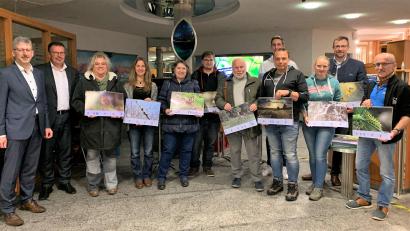 Bild: stg
Viele der Fotografen waren bei der Vorstellung in der Kemnather Raiffeisenbank anwesend.