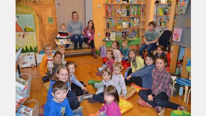 Bild: ak
Sabine Bayerl (hinten) las den Mädchen und Buben aus zwei Büchern vor.
