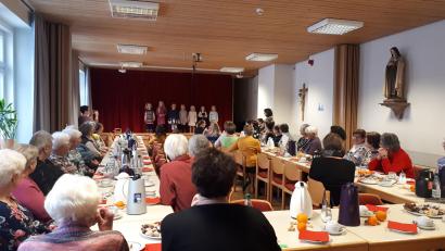 Bild: Michaela Zettl/exb
Fast 50 Erwachsene und Kinder haben sich im Theresienheim gemeinsam auf den Advent eingestimmt. Eingeladen haben dazu der evangelische Jugendheimverein und der katholische Frauenbund.