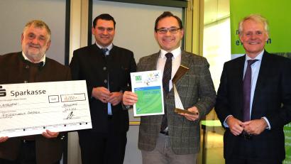 Bild: Hirsch
Der Zukunftspreis der außerschulischen Bildungseiunrichtungen geht an das Freilandmuseum Oberpfalz.. IHK-Vizepräsident Thomas Hanauer (rechts) und Landrat Thomas Ebeling (Zweiter von links) überreichten den Scheck und die Skulptur an den Fördervereinsvorsitzenden Armin Schärtl (links) und Museumsleiter Tobias Hammerl (Zweiter von rechts).