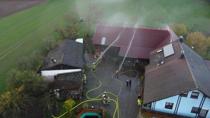 Bild: Timo Rechenbach/exb 
Landkreisübergreifend bekämpfen insgesamt sieben Feuerwehren bei einer Einsatzübung in Emhof einen Brand.
