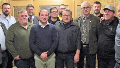 Bild: rgr
Wolfgang Specht (Vierter von rechts) wurde bei den Neuwahlen als Vorsitzender des Fischereivereins in seinem Amt bestätigt.