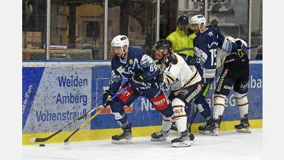 Archivbild: Gebert
Die Blue Devils empfangen am Freitag den EV Lindau und reisen am Sonntag zum EV Füssen. Das Bild zeigt eine Szene mit Robert Hechtl (links) und Fabian Voit (Zweiter von rechts) aus dem Hinspiel gegen Füssen (5:3).