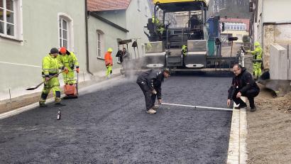 Bild: Josef Glas
Vorarbeiter Alois Sorgenfrei und Bürgermeister Ludwig Gürtler bei der Höhenkontrolle in der "Hinteren Gasse".