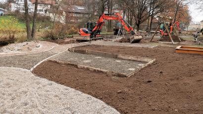 Bild: bsc
Kräftig gebaut wird derzeit am neuen Abenteuerspielplatz neben der Steinwaldhalle. Nach der Fertigstellung locken ab dem Frühjahr vielseitige Aktivitäten sowie Spiel und Spaß.
