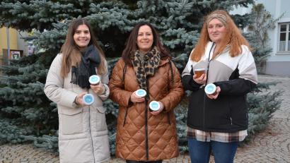 Bild: jr
Lichtblicke-Schirmherrin Claudia Grillmeier (Mitte), Isabel Sommerer (links) und Lena Schedl verkaufen am Weihnachtsmarkt in Mitterteich selbstgemachte Marmelade. Der Erlös fließt der Hilfsaktion zu.