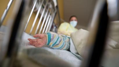 Symbolbild: Marijan Murat/dpa/Symbolbild
Ein Patient liegt in einem Krankenbett auf einer Kinderstation.
