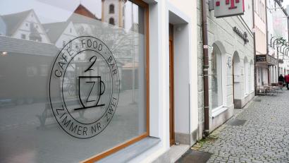 Bild: Gabi Schönberger
Das Logo von "Zimmer Nr. 2" am Oberen Markt ist nun auch am ehemaligen Strumpfladen zu sehen.