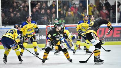 Archivbild: SignaLight
Im Hinspiel ließ der ERSC Amberg – in der Mitte Brett Mennear, rechts der dreifache Torschütze Felix Köbele – die Fans lange zittern, ehe der 4:2-Sieg gegen den EHC Waldkraiburg perfekt war. Jetzt steht das Rückspiel an.