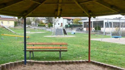 Bild: Gabi Schönberger
Der Spielplatz an der Rastenhofer Straße sollte der erste sein, der nach Fertigstellung des Konzepts für die Neustädter Spielplätze ein neues Gesicht bekommen soll. Statt der Freude sorgen aber Verzögerungen für Ärger.