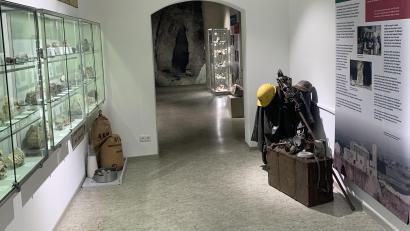 Bild: bey
Das Pleysteiner Stadtmuseum, hier die Ansicht der neuen Vitrinen für "Die Welt schaut nach Hagendorf", möchte vor allem für die Jugend und die Kinder eine Mikroskop-Forscher-Station einrichten.