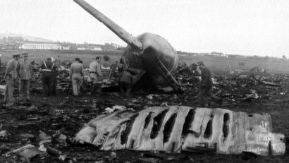 Archivbild: AP/dpa/picture-alliance
Das Wrack des Flugzeugs der spanischen Chartergesellschaft Spantax wird von Ermittlern untersucht. Bei dem Absturz am 3. Dezember 1972 starben alle 155 Menschen an Bord.