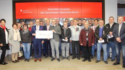 Bild: kro
19 Vereine und Institutionen erhielten am Dienstagabend Geld von der Sparkasse Oberpfalz Nord. Im Bild die Vertreter der begünstigten Organisationen sowie links Geschäftsstellenleiterin Kerstin Bogner und hinterm symbolischen Scheck (von links) Hans-Jörg Schön, Alexander Brittinger, Thomas Böhm und Bürgermeister Bernd Sommer.