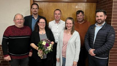 Bild: SPD Flossenbürg/exb
Der Vorstand der SPD Flossenbürg um die neue Vorsitzende Andrea Egner (Dritte von links): Peter Gruber, Holger Bannert, Roman Schell, Daniela Jakob und Gerd Reinl (von links); mit im Bild der Neustädter Bürgermeister Sebastian Dippold (rechts).