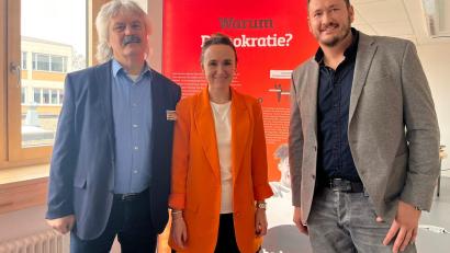 Bild: BBZ Schwandorf/exb
Am Beruflichen Schulzentrum in Schwandorf ist derzeit die Ausstellung „Demokratie stärken - Rechtsextremismus bekämpfen“ zu sehen.