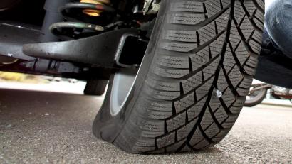 Symbolbild: picture alliance/dpa-tmn/GTÜ
Nicht nur einer, gleich alle vier Reifen waren platt, als eine Hirschauerin am Morgen in ihre Auto steigen wollte. Jedem ist klar: Das ist kein Zufall.