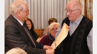 Bild: fvo
Pfarrer Franz Winklmann (rechts) übergibt bei der KLB-Kreisversammlung seine Landvolk-Stola seinem Nachfolger Gerhard Pausch aus Weiden