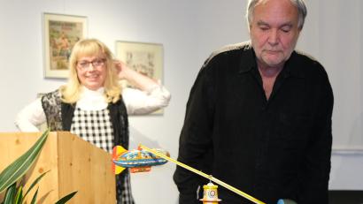 Bild: Hirsch
Spielzeugsammler Gerhard Pretzl lässt den Sky-Ranger mit Propeller-Antrieb kreisen und begeistert damit nicht nur Museumsleiterin Eva-Maria Keil (links), sondern auch die zahlreichen Besucher der Ausstellungseröffnung.