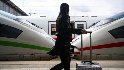 Symbolbild: Lennart Preiss
Eine Reisende auf dem Bahnsteig