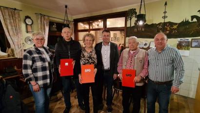 Bild: Katharina Hackl/exb
Langjährige Mitglieder des SPD-Ortsvereins Haselmühl-Kümmersbruck werden ausgezeichnet (von links): Fraktionsvorsitzende Lisa Hartinger, Horst Lischka (40 Jahre), Karin Lay (40 Jahre), Landtagskandidat Uwe Bergmann, Paul Grell (50 Jahre) und Vorsitzender Hans Hartinger.