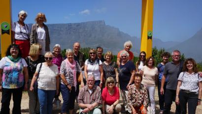 Bild: jzk
In Kapstadt versammelte sich die Reisegruppe zu einem Erinnerungsfoto. Im Hintergrund ist der Tafelberg zu sehen.