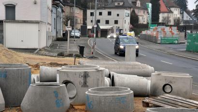 Bild: Stephan Huber
Im Zuge der Kanalarbeiten entlang der Sulzbacher Straße wurde nicht nur der Radweg verbreitert, es wurden auch Altlasten entsorgt. Das machte die Maßnahme viel teurer als ursprünglich geplant.
